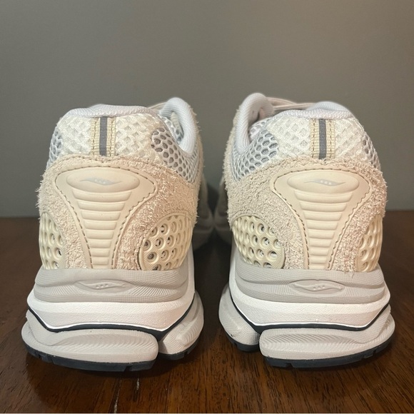 NORDSTROM X SAUCONY
PROGRID TRIUMPH 4 Men’s size 7.5. Beige suede and white. - Picture 9 of 15